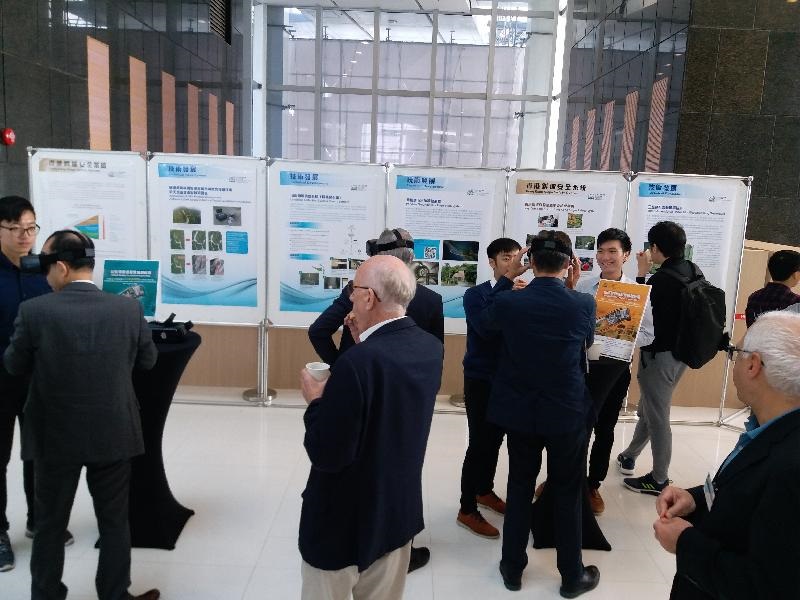 The Geotechnical Engineering Office (GEO) of CEDD arranged a mini “Hong Kong Slope Safety” exhibition in the 2018 Second JTC1 Workshop of the FedIGS in the HKUST. Engineers introduced the GEO’s exhibition panels to the guests on the Slope Safety System and innovative technical developments adopted in Hong Kong. Virtual reality gears simulating historical landslide incidents were also well received by the visitors.