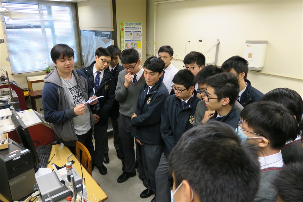 The students visited the Public Works Central Laboratory and learnt about the various works in the laboratory, including soil and rock testing, construction materials testing, chemical testing and calibration services.