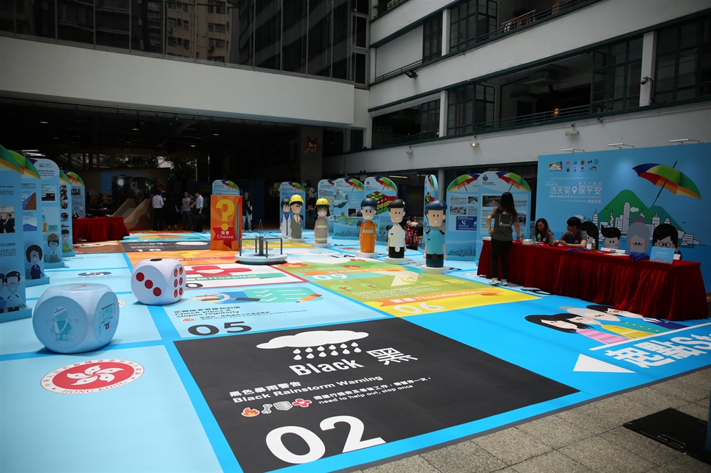 “Safer Living 2.0” is a one-year cross departments/Non-Government Organisation public education event aiming to enhance public awareness to natural disasters (e.g. typhoon, storm surge, flooding, landslide, etc.) via a series of exhibitions, seminars, visits, contests, etc.