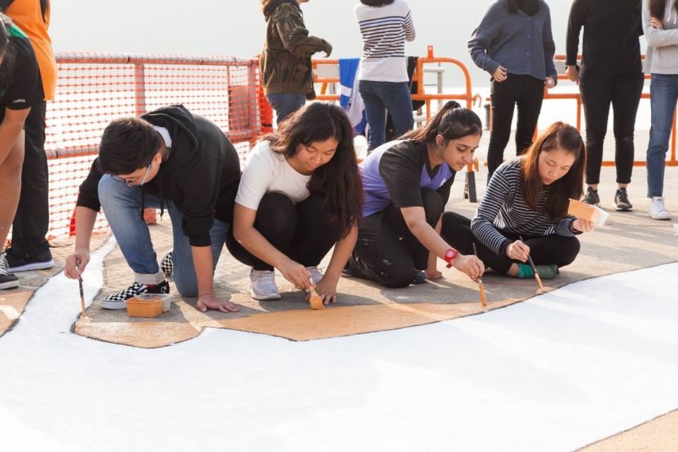 The Sustainable Lantau Office co-organised the event “Minor improvement works at Ma Wan Chung – Beautification of Tung Chung Public Pier Public Engagement Activity” with YMCA of Hong Kong Tung Chung Centre and the local art group “Omni Art” to promote the fishing village characteristics and tourism development of Ma Wan Chung through painting on the floor of the Tung Chung Public Pier.