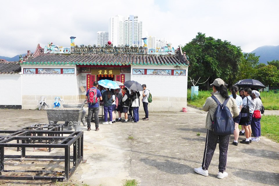 The Sustainable Lantau Office organised a number of guided tours for schools to promote the importance of the sustainable development of Lantau through visits to the historic buildings and the natural resources in Lantau (e.g. Hau Wong Temple in Tung Chung, Tung Chung River, stilt houses and mangrove in Tai O, etc).