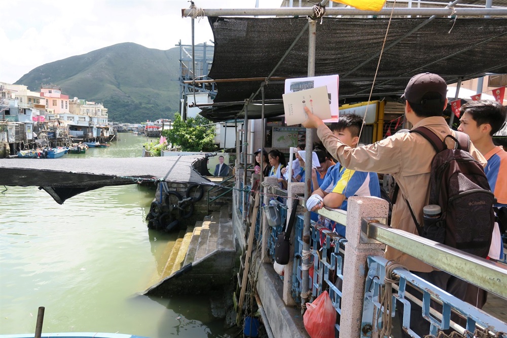 The Sustainable Lantau Office organised a number of guided tours for schools to promote the importance of sustainable development of Lantau through visits to the historic buildings and the natural resources in Lantau (e.g. stilt houses and shrimp-paste factories in Tai O, and mangroves, etc).