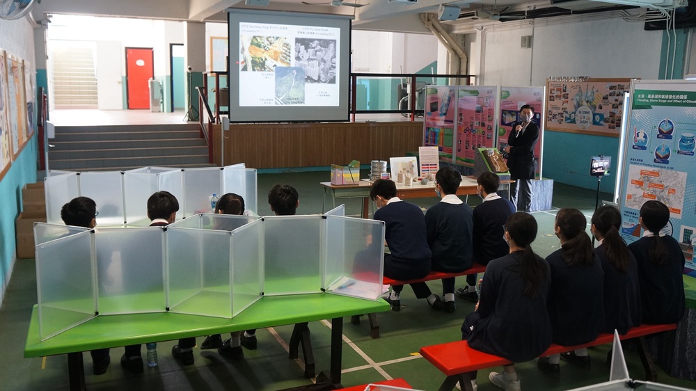 “School Ambassador Programme” (SAP) aims to enhance students’ awareness on landslide hazard and other natural disasters. With the resumption of the face-to-face classes and school activities, SAP re-commenced in March 2021 and exhibitions were held at The Church of Christ In China Kei Long College and San Wui Commercial Society Secondary School.