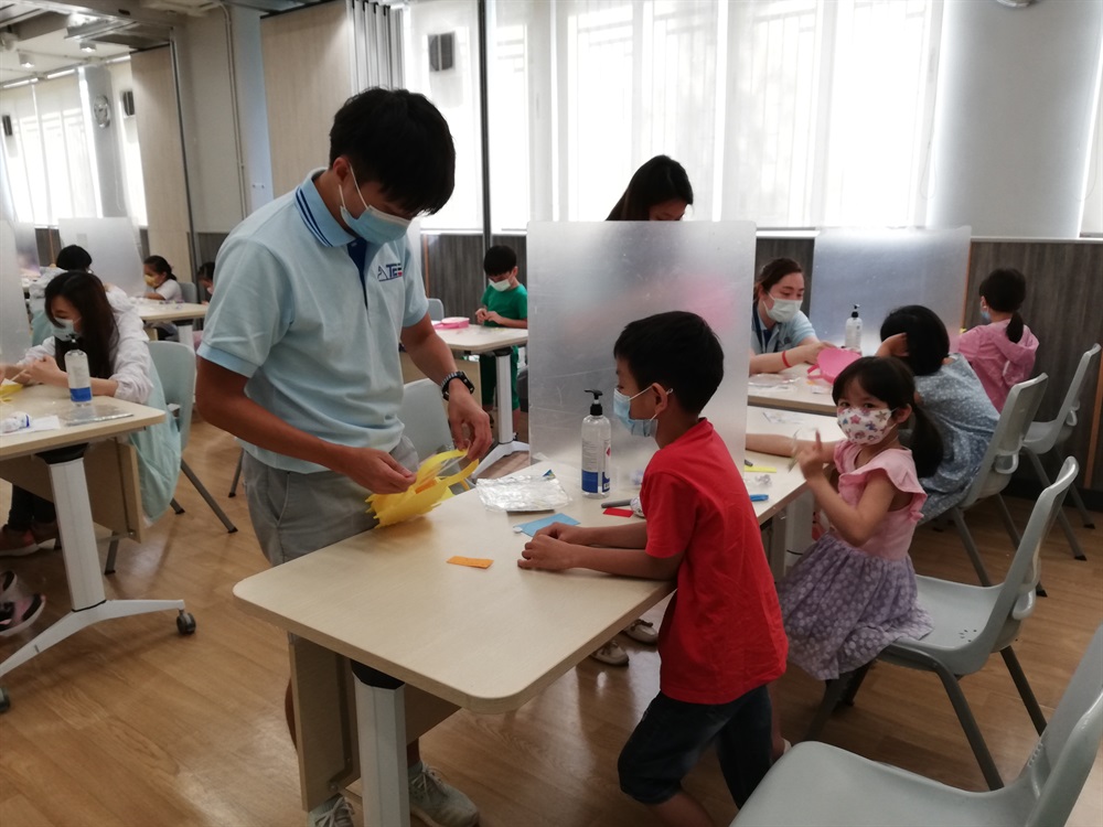 On Easter eve, the volunteer team “Builder” of the Tung Chung East reclamation project collaborated with H.K.S.K.H. Tung Chung Integrated Services to organise an Easter workshop.  The workshop, which included handbags making and Easter eggs painting, aimed to enhance the festive atmosphere in the community.