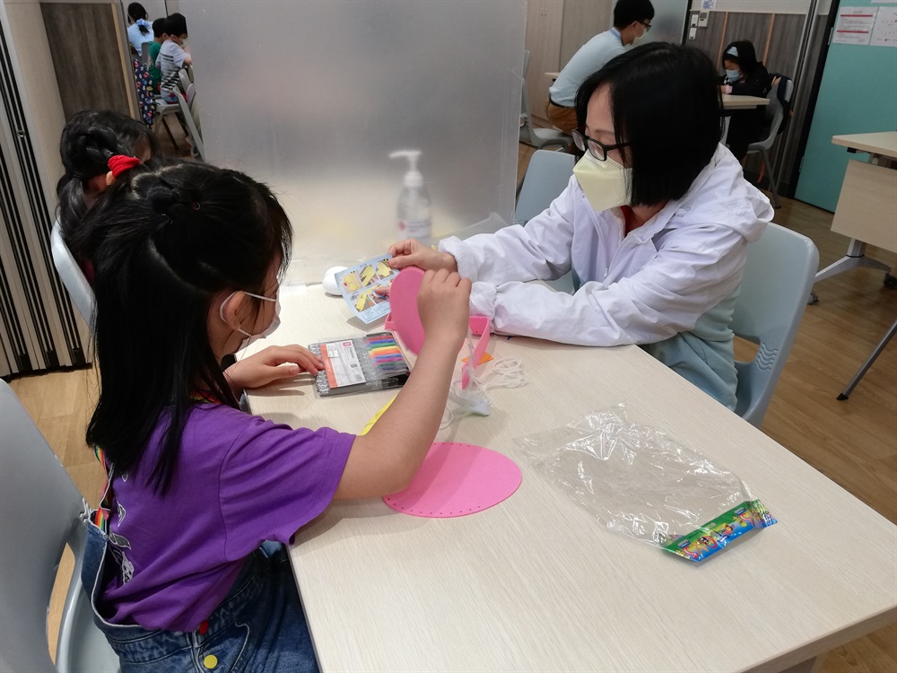 On Easter eve, the volunteer team “Builder” of the Tung Chung East reclamation project collaborated with H.K.S.K.H. Tung Chung Integrated Services to organise an Easter workshop.  The workshop, which included handbags making and Easter eggs painting, aimed to enhance the festive atmosphere in the community.