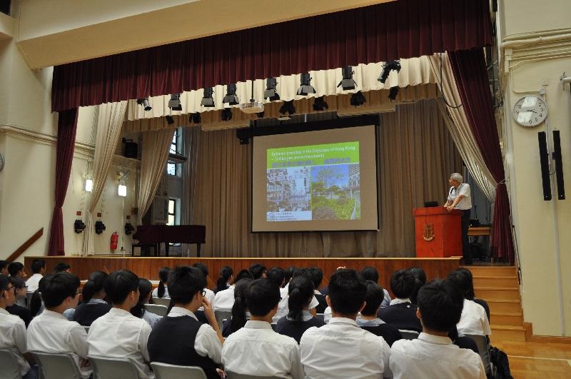 讲解在香港推行城境绿化的挑战及成效