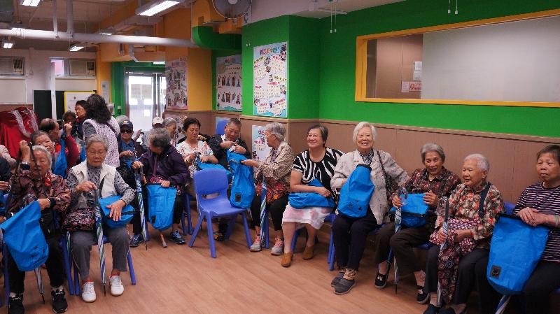 The elderly practiced packing emergency bags under the guidance of the instructors