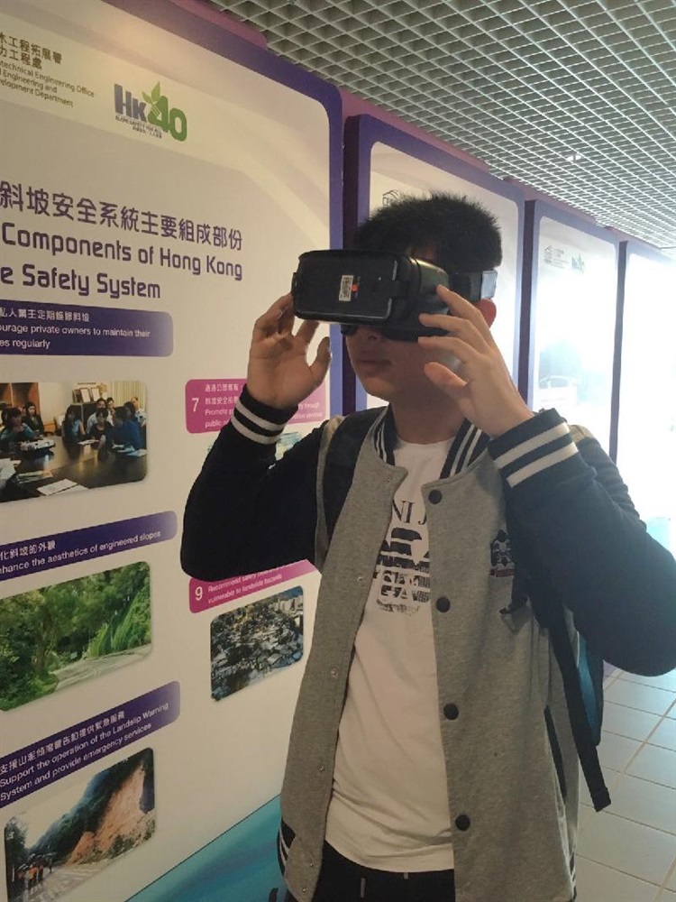 Experience of a landslide incident by virtual reality