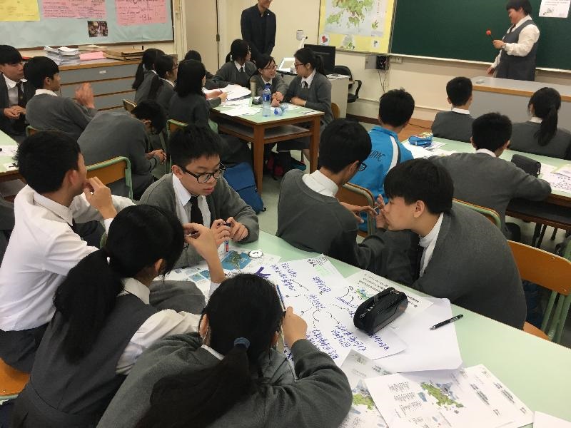 Through brainstorming group games, students enhanced their understanding in Lantau Development.