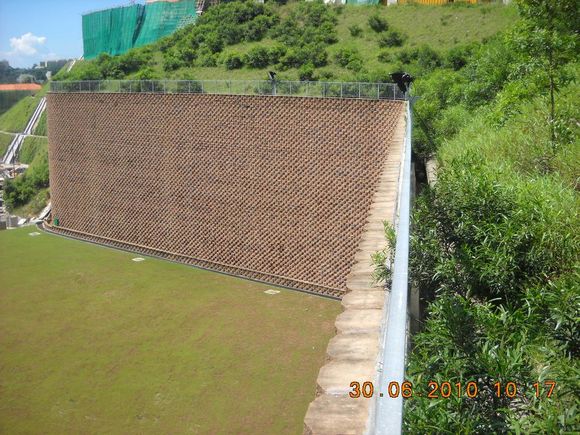 16m high segmental block wall at Discovery Bay
