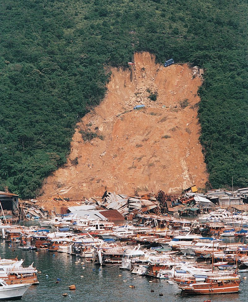 深灣道滑坡 Shum Wan Road landslide