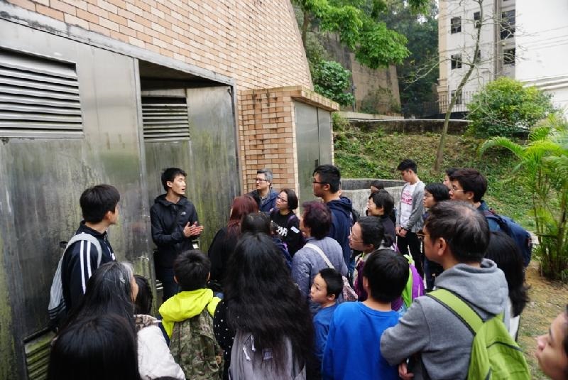 講解進入隧道的安全守則