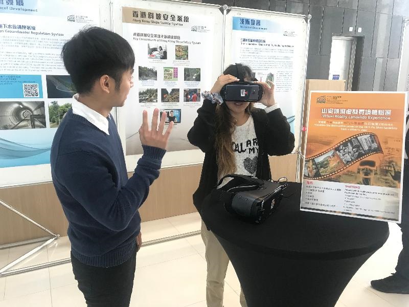 The Geotechnical Engineering Office (GEO) of CEDD arranged a mini “Hong Kong Slope Safety” exhibition in the 2018 Second JTC1 Workshop of the FedIGS in the HKUST. Engineers introduced the GEO’s exhibition panels to the guests on the Slope Safety System and innovative technical developments adopted in Hong Kong. Virtual reality gears simulating historical landslide incidents were also well received by the visitors.
