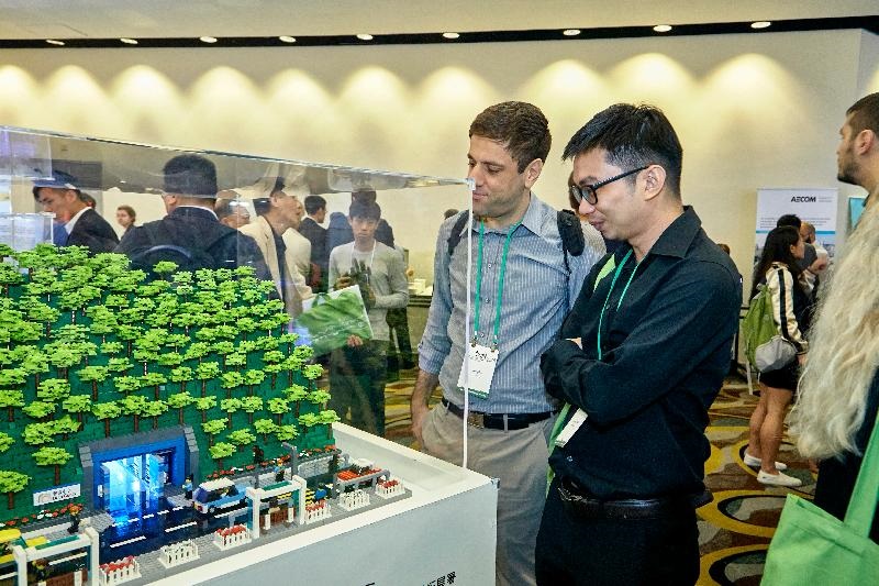 土木工程拓展署轄下土力工程處參與了第十六屆國際地下空間聯合研究中心(ACUUS)年會，並展出有關岩洞發展及地下空間發展的海報及模型。此次會議以「人口稠密型現代都市的地下空間整合方案」為主題，於2018年11月5日至7日於香港會議展覽中心舉行。 國際地下空間聯合研究中心是一個主力研究城市地下空間發展的國際組織，每兩年在不同城市舉辦世界性會議，以提供平台促進各地交流，並就地下空間的應用和其他技術課題分享經驗，集思廣益。