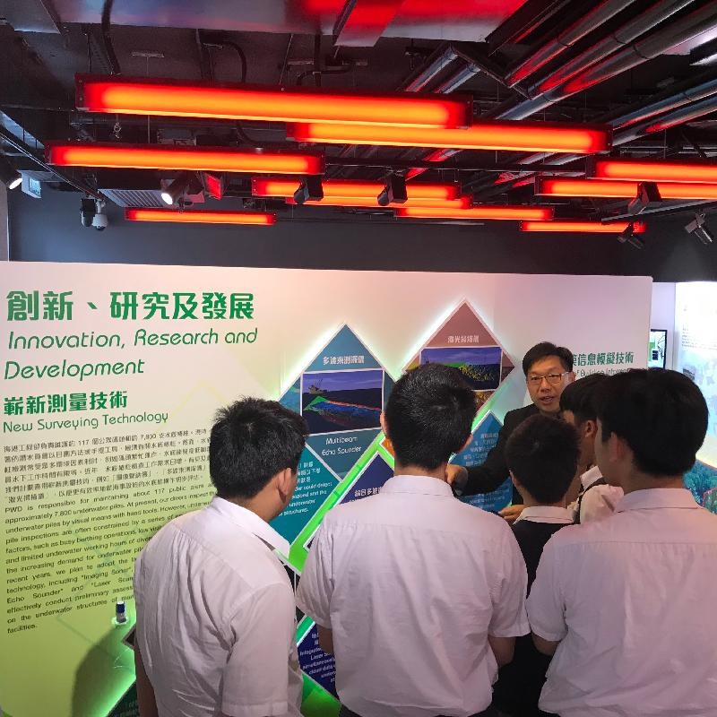 同學在展覽中認識香港的規劃和基建，並了解海港工程在香港的歷史和發展。