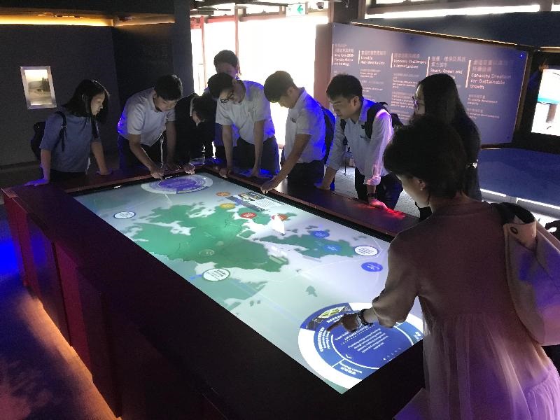 同學在展覽中認識香港的規劃和基建，並了解海港工程在香港的歷史和發展。