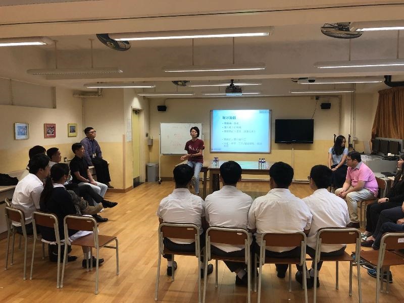 友師帶領同學一起參與紙橋大挑戰，希望透過此活動，引起同學對工程的興趣。