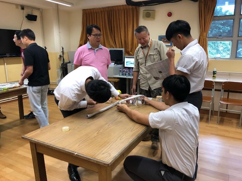 友師帶領同學一起參與紙橋大挑戰，希望透過此活動，引起同學對工程的興趣。