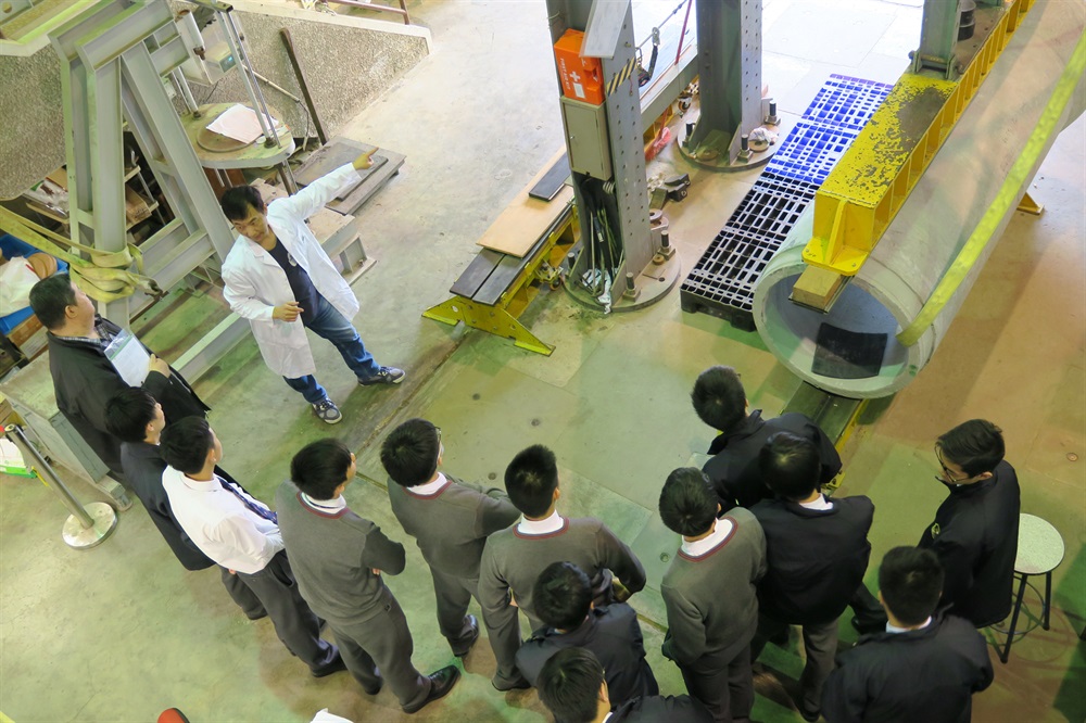 同學參觀工務中央試驗所，了解試驗所的不同工作，包括土壤及岩石測試、建築材料試驗、化學試驗和校正服務。