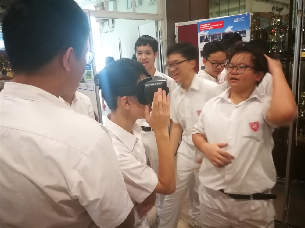 土力工程處的《校園大使計劃》針對中學地理科課程，圍繞香港地質、天然災難、山泥傾瀉，和可持續發展等項目設計了一套巡迴學校的STEM創科展覽。