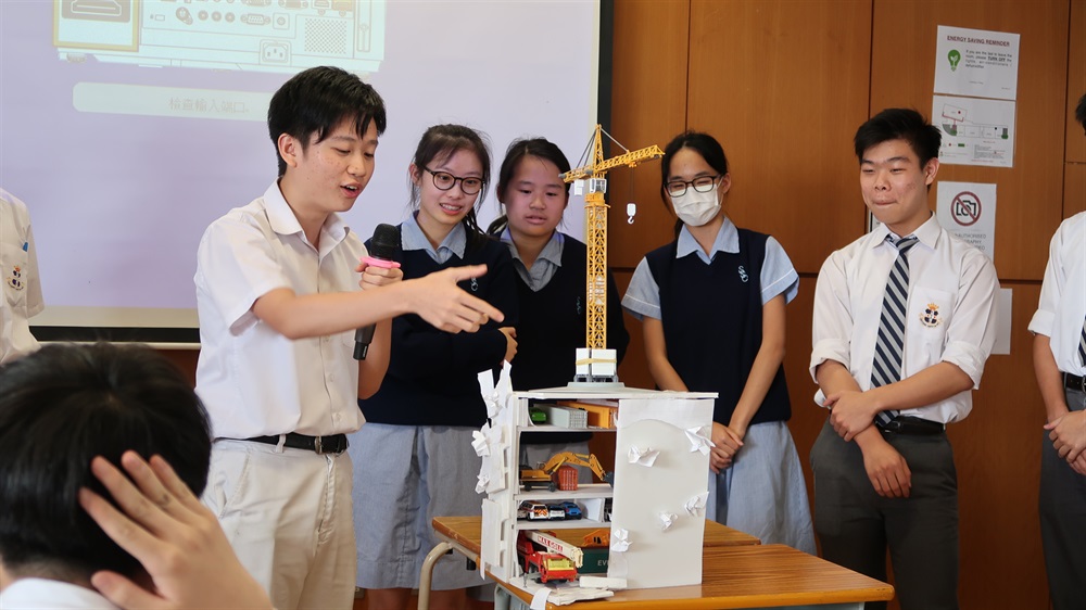 工程師講解優化土地供應策略下釋放棕地發展潛力的機遇與挑戰。在遊戲中，同學親手造出容納棕地作業多層樓宇的模型，了解當中設計的考慮。