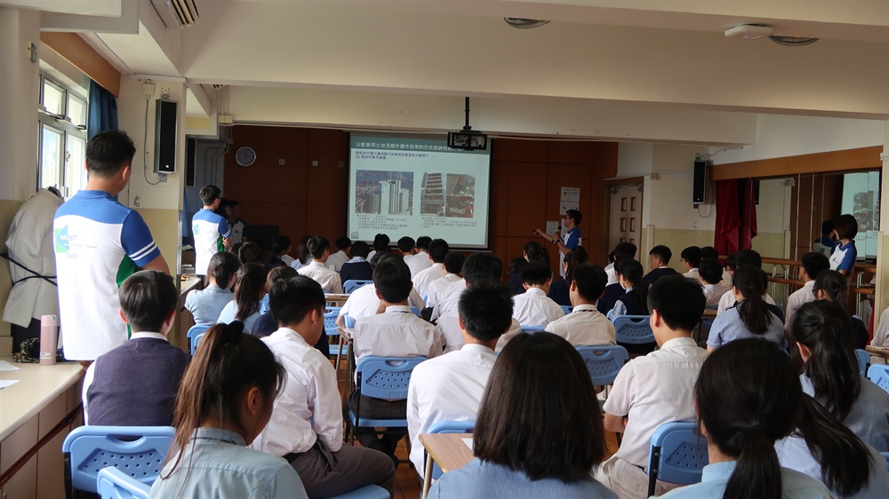 工程師講解優化土地供應策略下釋放棕地發展潛力的機遇與挑戰。在遊戲中，同學親手造出容納棕地作業多層樓宇的模型，了解當中設計的考慮。