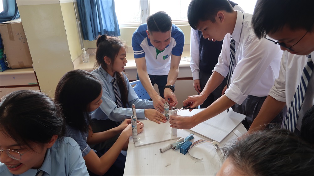 工程師講解優化土地供應策略下釋放棕地發展潛力的機遇與挑戰。在遊戲中，同學親手造出容納棕地作業多層樓宇的模型，了解當中設計的考慮。