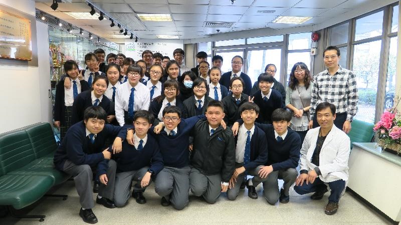 學生和試驗所人員的大合照