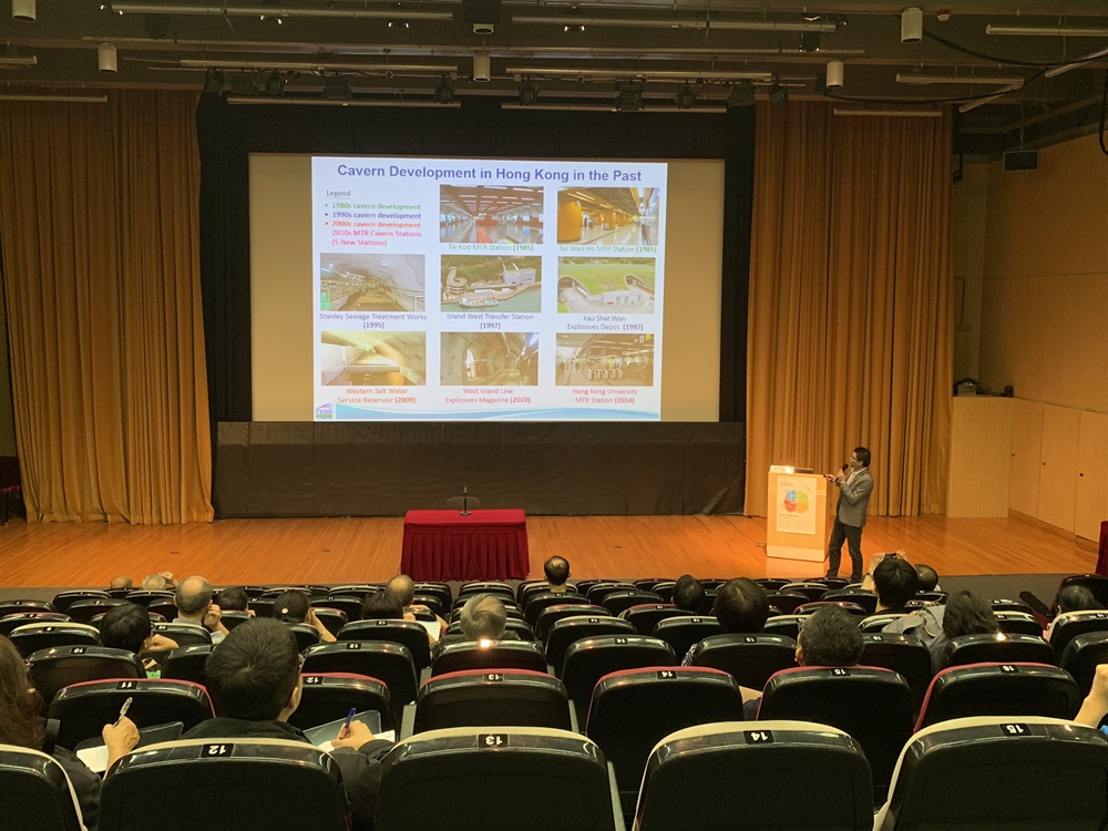 The Geotechnical Engineering Office subscribed in the 2019 HK Science Festival and participated in holding two STEM workshops and two science lectures.  The two STEM workshops were the Soil Experiment and the Rock and Mineral Box Workshop, which attracted over 200 people.  The two science lectures were on “Disasters Response and Preparedness” and “Cavern Engineering - Creating Space in Rock”.  The lectures were also well-received by the public.