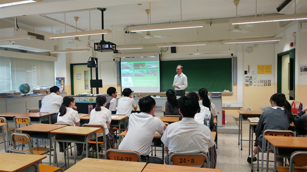 工程師講解香港公眾填料及海洋填料的管理及應用。