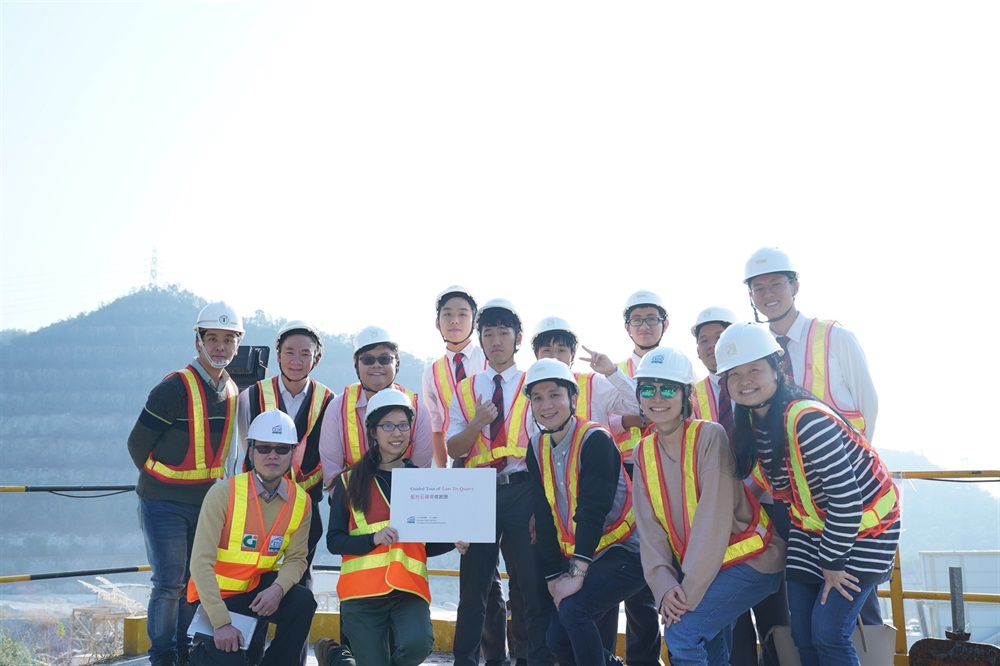 The students visited the Lam Tei Quarry and learnt about the history, quarrying process and management of the quarry.  Our colleagues also introduced the different operations involved in quarrying and the various zones inside the quarry, including the blasting zone, crushing zone, concrete plant, asphalt plant and green area.