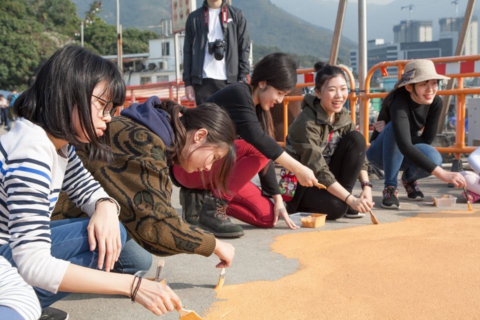 The Sustainable Lantau Office co-organised the event “Minor improvement works at Ma Wan Chung – Beautification of Tung Chung Public Pier Public Engagement Activity” with YMCA of Hong Kong Tung Chung Centre and the local art group “Omni Art” to promote the fishing village characteristics and tourism development of Ma Wan Chung through painting on the floor of the Tung Chung Public Pier.