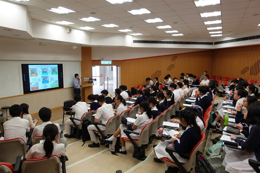 工程師向民生書院的同學講解香港岩洞和地下空間發展。