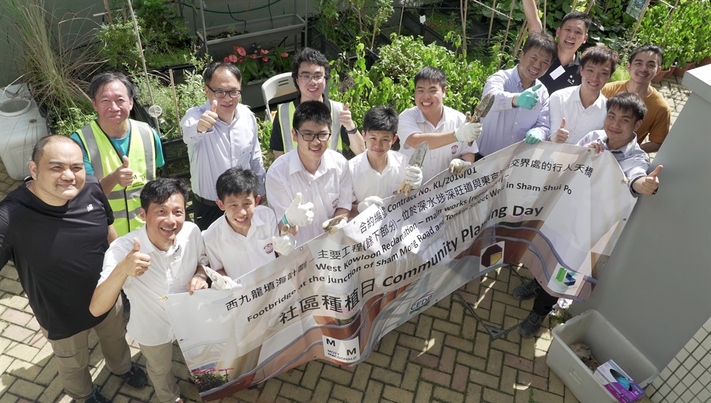 英華書院和聖瑪加利男女英文中小學的同學參與社區種植日。