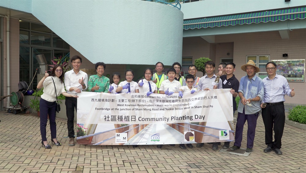 英華書院和聖瑪加利男女英文中小學的同學參與社區種植日。