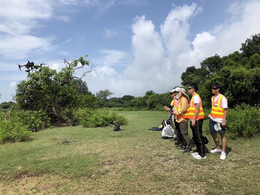 測量部同事向同學講解及示範無人機的操作。