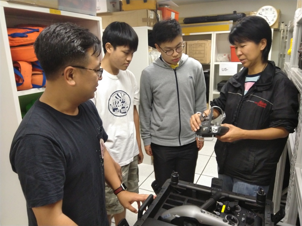 測量部同事向同學講解及示範無人機的操作。