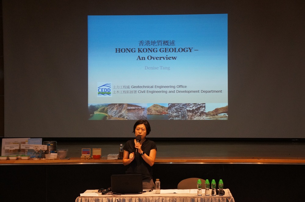 土力工程處聯同教育局為中學地理科老師舉辦講座，講解香港地質、自然災害和可持續發展。
