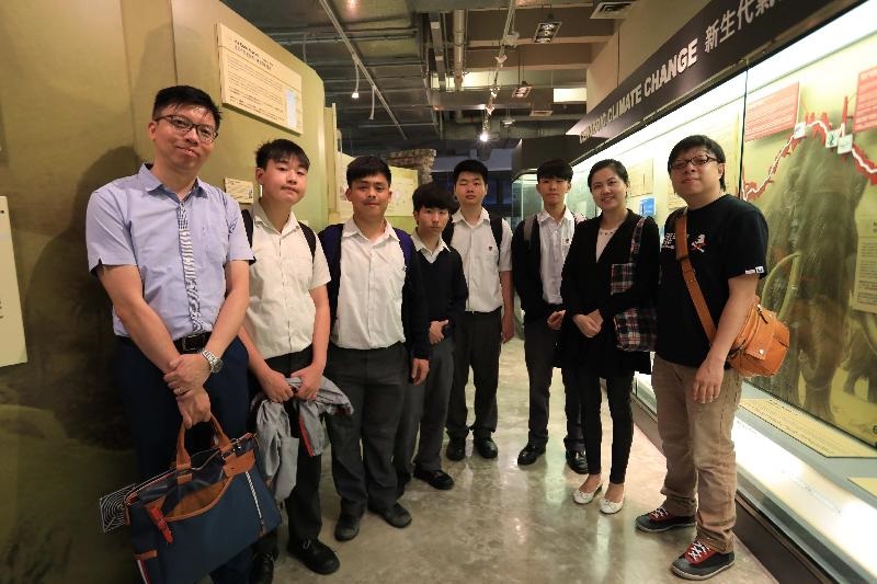 老師、學生與工程師大合照