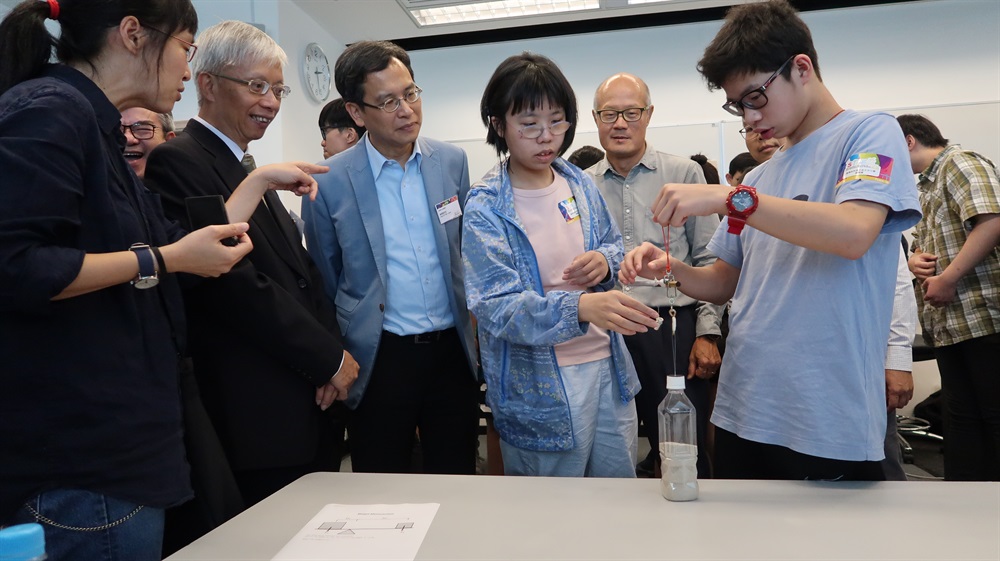 土力工程處於香港科技大學舉行的「初中學生STEM教育日營」，共吸引了來自13間中學近70位初中學生參加，並有幸邀請到立法會教育界議員葉建源、西貢區議會主席吳仕福和香港工程師學會會長余錫萬出席擔任嘉賓。當天的活動內容豐富，包括有關土力工程、國際標準單位和工務中央試驗所的講座、實驗室參觀、測試工作坊和科學比賽等。