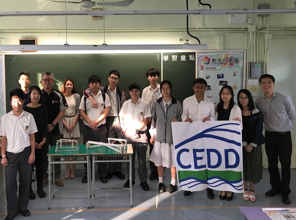 友師帶領同學一起參與紙橋大挑戰，透過此活動，引起同學對工程的興趣。