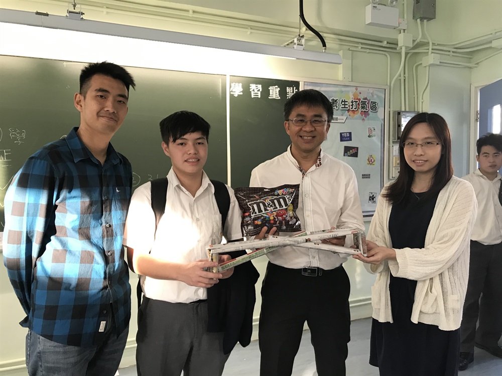 友師帶領同學一起參與紙橋大挑戰，透過此活動，引起同學對工程的興趣。