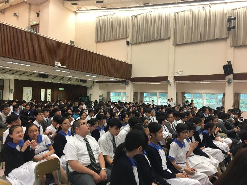 學生專心傾聽講座