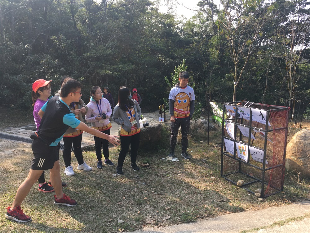 The Sustainable Lantau Office set up game booths along the “Vitality Cookie 10km” route to promote conservation, sustainable leisure and recreation in Lantau.
