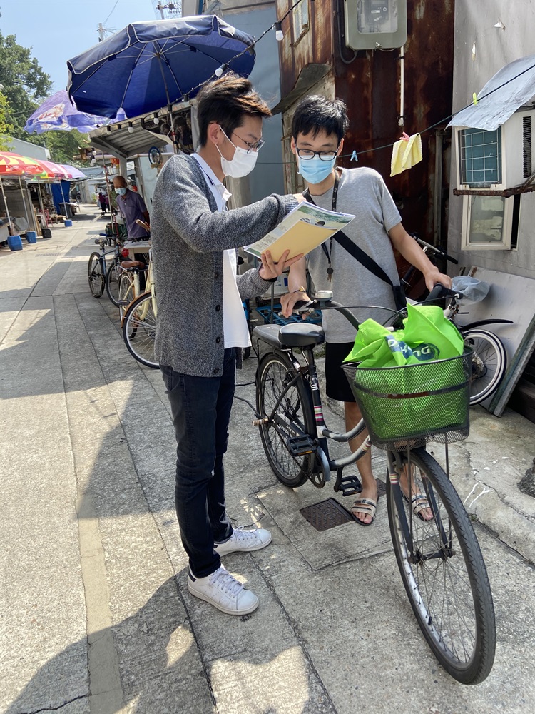 可持續大嶼辦事處在大澳設立街站介紹「大澳改善工程第二期第二階段」工程項目，包括擬建鹽田行人橋、寶珠潭行人橋、鹽田社區和文化活動用地及私家車泊位，以及楊侯古廟前園園景美化工程和相關設施的內容。我們又沿路走訪附近村落、棚屋及公共交通交匯處，向居民派發工程宣傳單張，講解工程內容，和他們交流，收集他們對相關工程的意見。