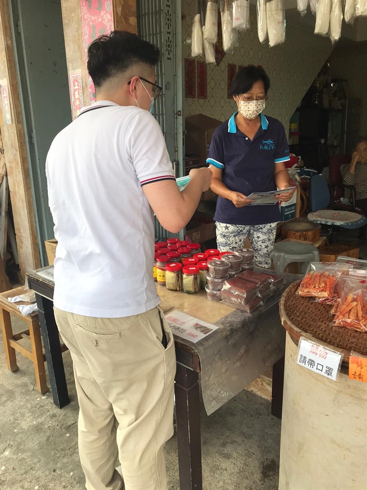 可持續大嶼辦事處在大澳設立街站介紹「大澳改善工程第二期第二階段」工程項目，包括擬建鹽田行人橋、寶珠潭行人橋、鹽田社區和文化活動用地及私家車泊位，以及楊侯古廟前園園景美化工程和相關設施的內容。我們又沿路走訪附近村落、棚屋及公共交通交匯處，向居民派發工程宣傳單張，講解工程內容，和他們交流，收集他們對相關工程的意見。