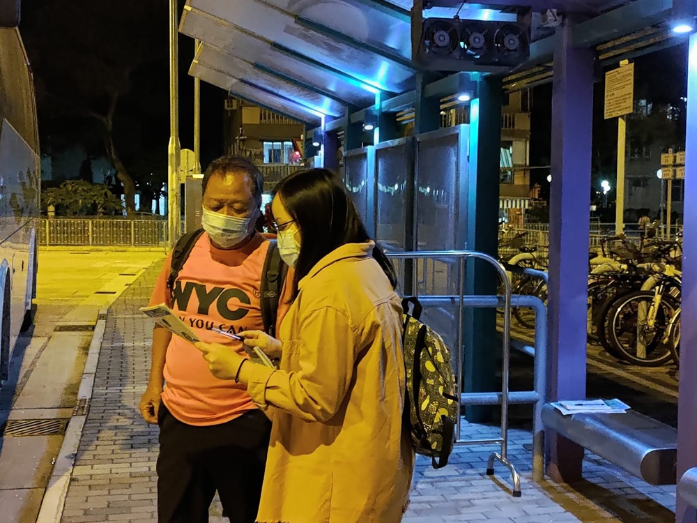 可持續大嶼辦事處在大澳設立街站介紹「大澳改善工程第二期第二階段」工程項目，包括擬建鹽田行人橋、寶珠潭行人橋、鹽田社區和文化活動用地及私家車泊位，以及楊侯古廟前園園景美化工程和相關設施的內容。我們又沿路走訪附近村落、棚屋及公共交通交匯處，向居民派發工程宣傳單張，講解工程內容，和他們交流，收集他們對相關工程的意見。