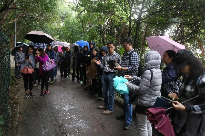 試用「寶雲道斜坡研習徑」流動應用程式