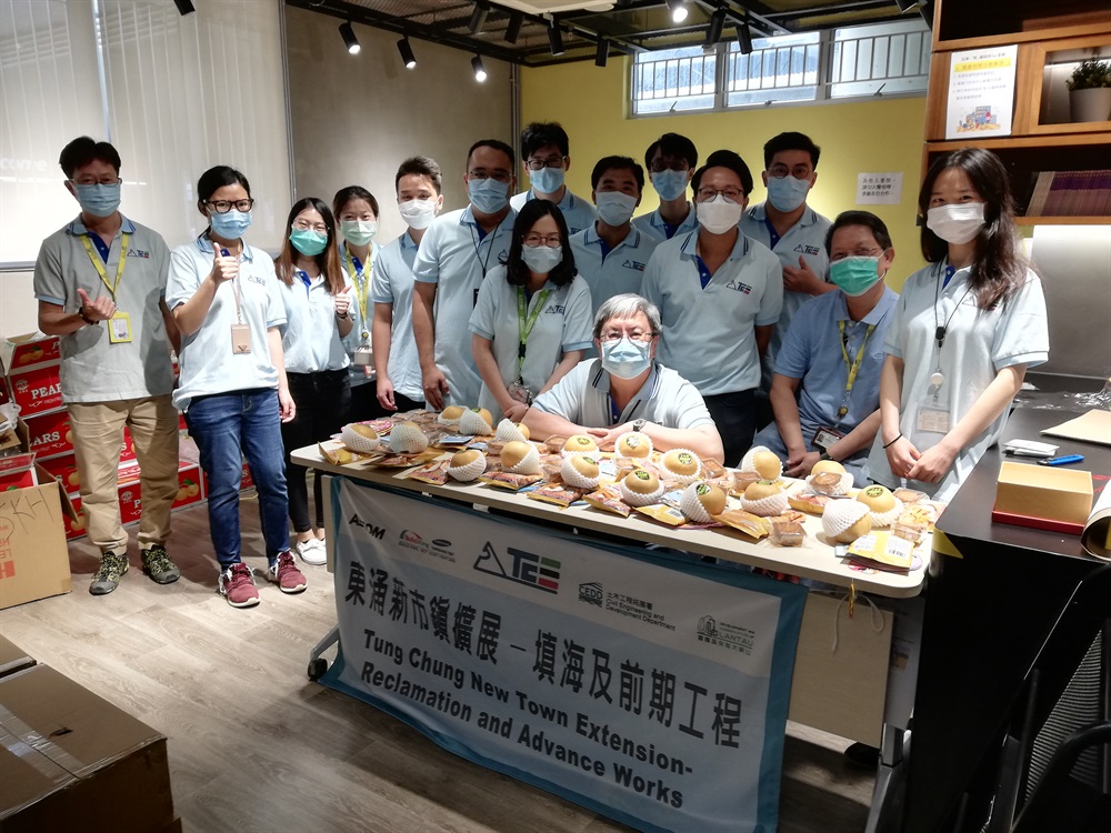 中秋節是中國的重要傳統節日之一。東涌東填海工程義工隊「友建地」與不同社區機構合辦了一系列節日活動，向東涌社區表達我們的關懷，令這具意義的中秋節增添溫暖歡樂氣氛和幫助區內居民消除因2019冠狀病毒疫情所產生的抑鬱情緒。活動包括舉辦網上燈籠製作班予小朋友，製作充滿祝福語的燈籠予長者和向街坊送上中秋福袋。