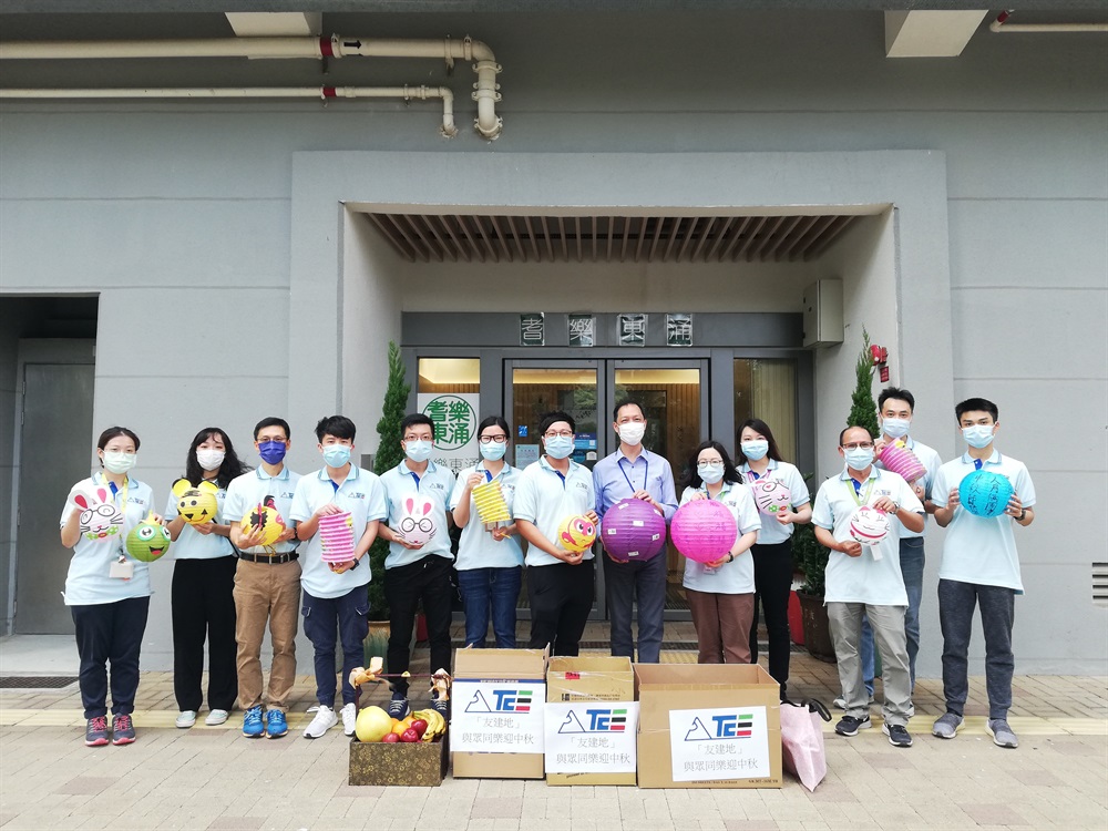 中秋節是中國的重要傳統節日之一。東涌東填海工程義工隊「友建地」與不同社區機構合辦了一系列節日活動，向東涌社區表達我們的關懷，令這具意義的中秋節增添溫暖歡樂氣氛和幫助區內居民消除因2019冠狀病毒疫情所產生的抑鬱情緒。活動包括舉辦網上燈籠製作班予小朋友，製作充滿祝福語的燈籠予長者和向街坊送上中秋福袋。